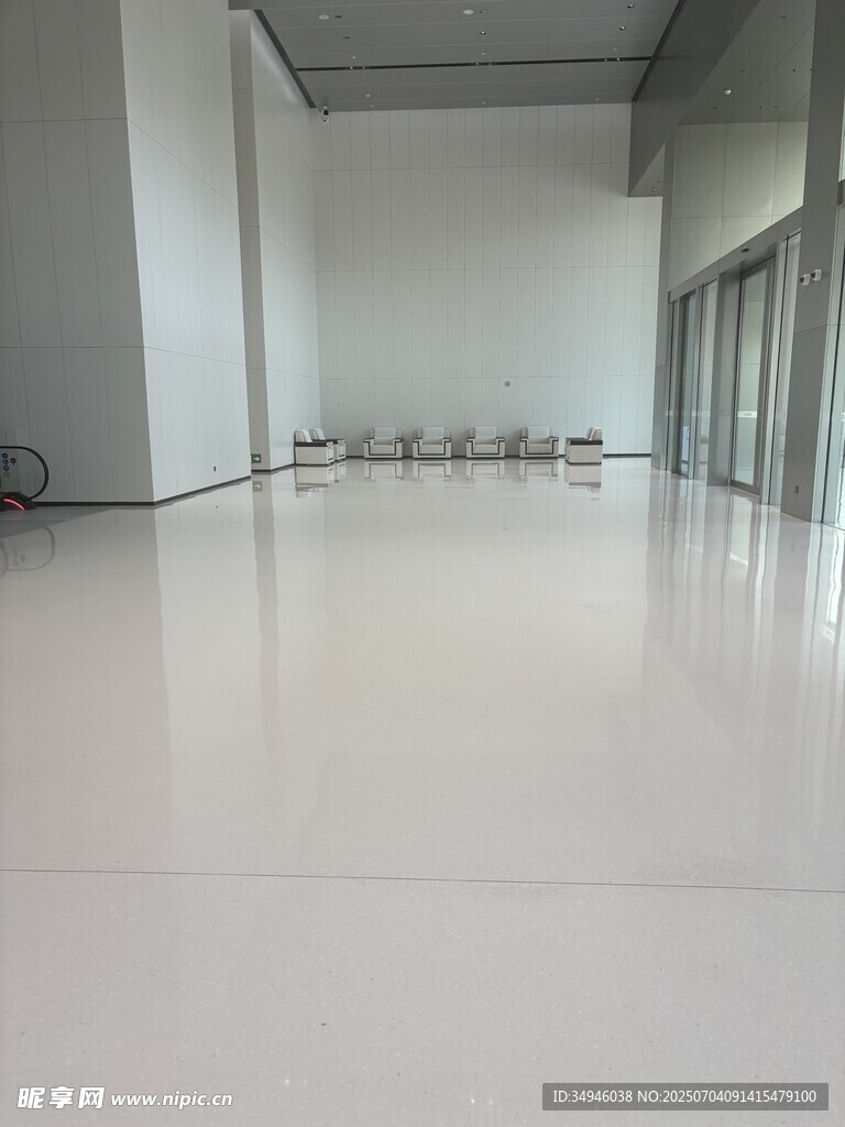 空旷洁净的室内宽敞空间