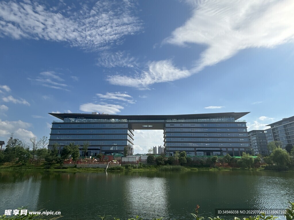 湖畔现代建筑景观