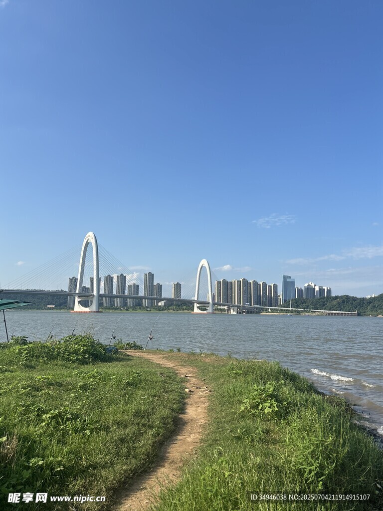 湖畔小径远眺城市天际线