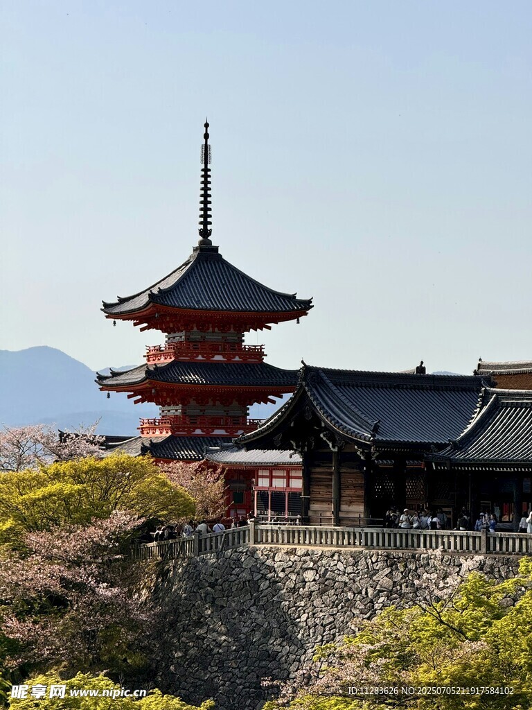 传统塔楼与周边景致
