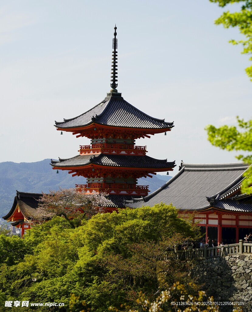 传统塔楼与周边景致