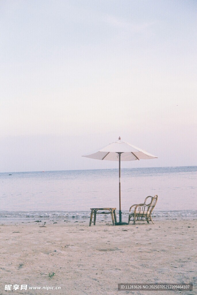海边沙滩上的休闲座椅