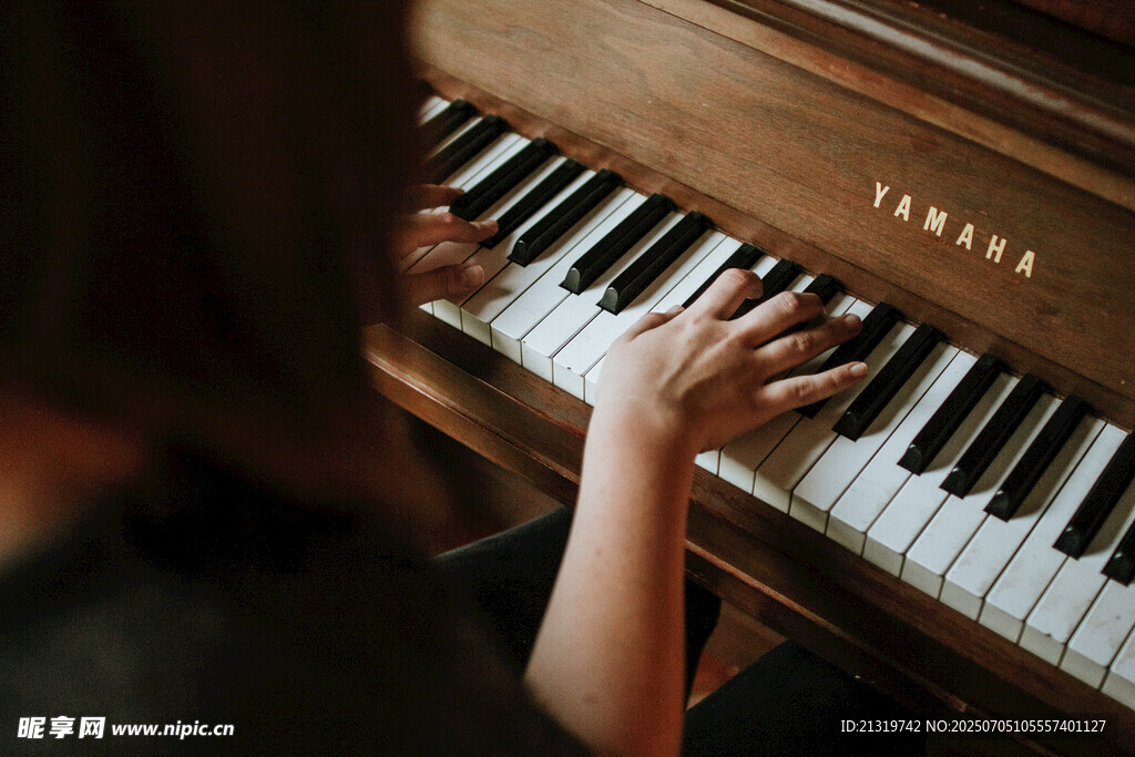 弹奏钢琴的优雅瞬间