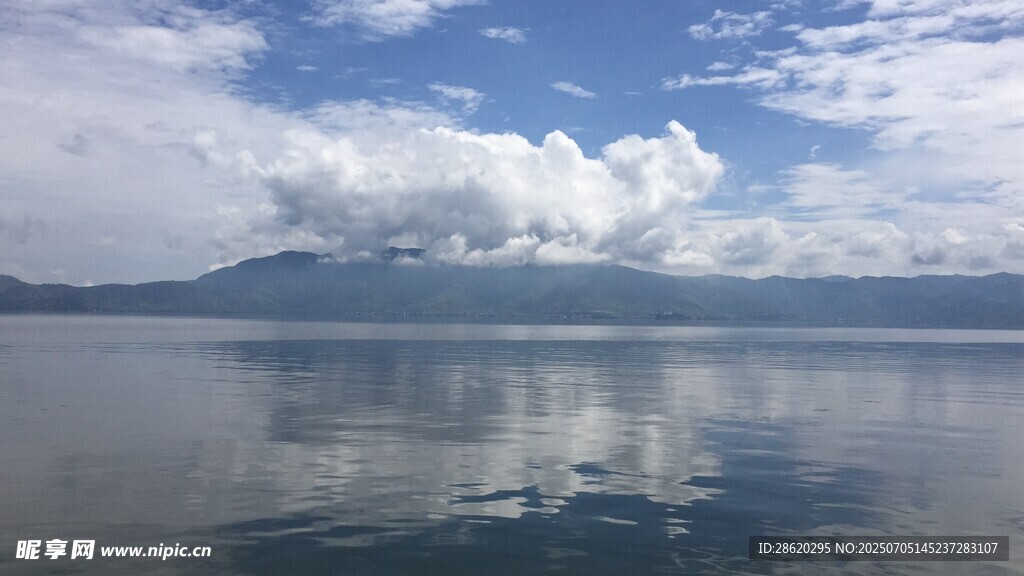 宁静湖面与远山的美丽景致