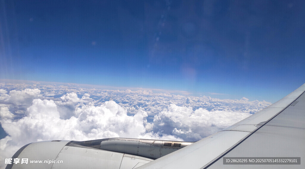飞机窗外的云海美景