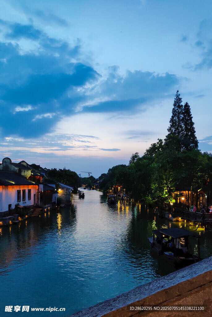 江南水乡夜景静谧迷人