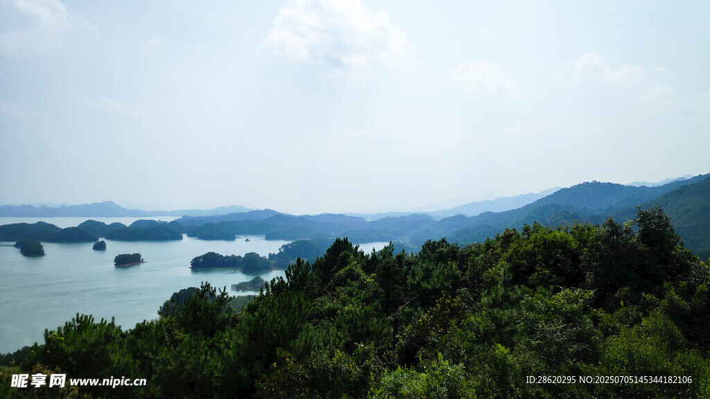 湖光山色中的葱郁景致