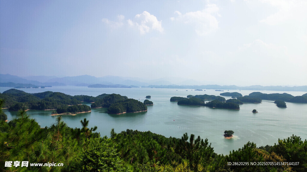 千岛湖湖光山色中的岛屿风光