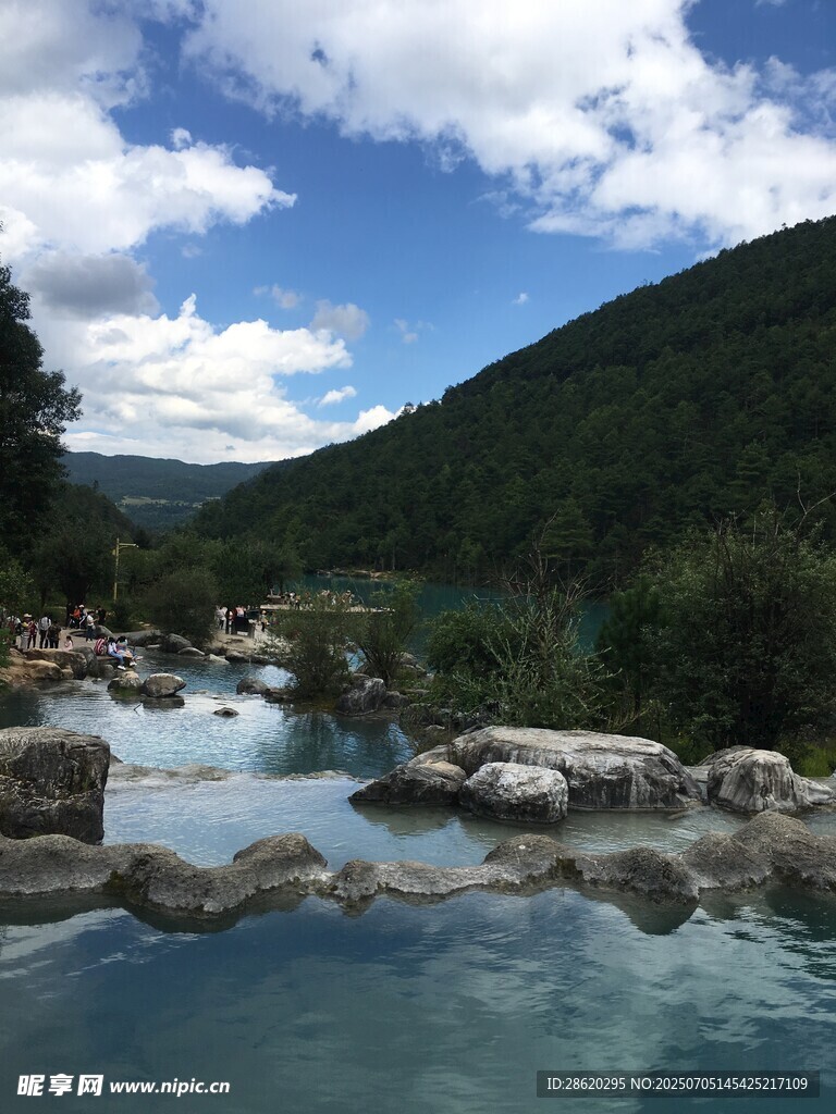 山间清澈溪流美景蓝天白云