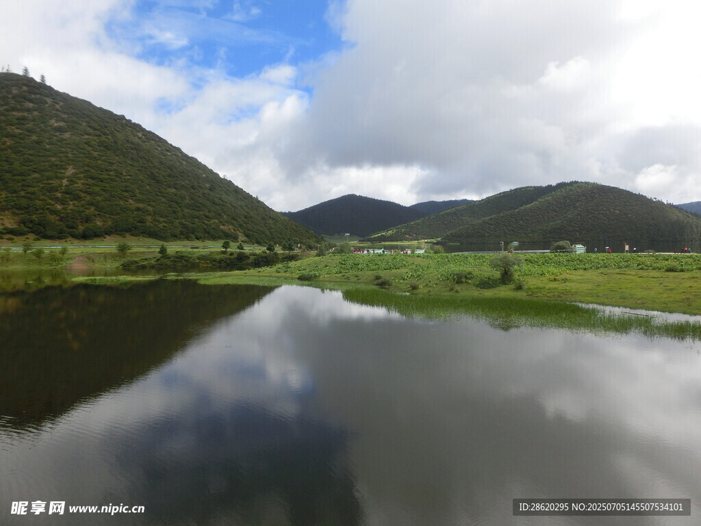 山间静谧湖水风景如画