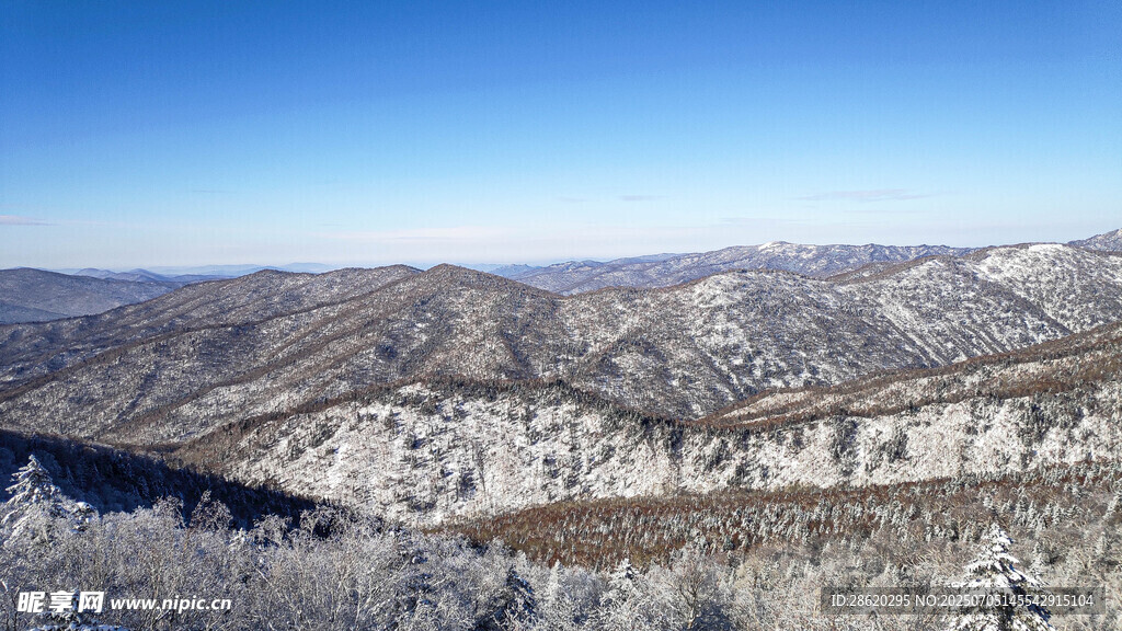 冬日雪景雪覆山峦美景
