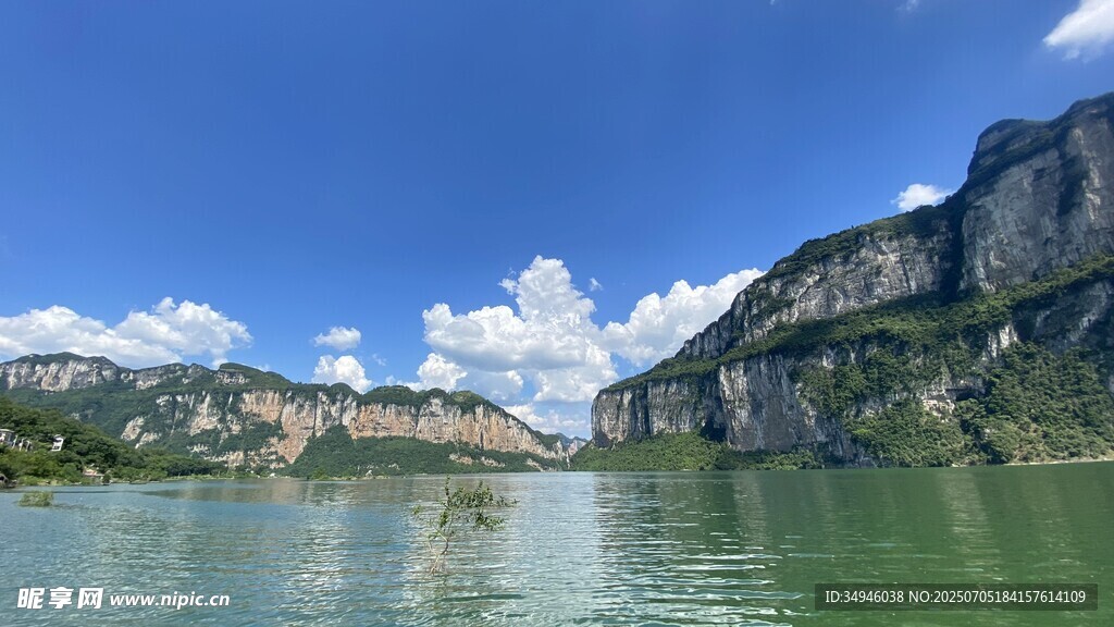 壮丽山水风光图