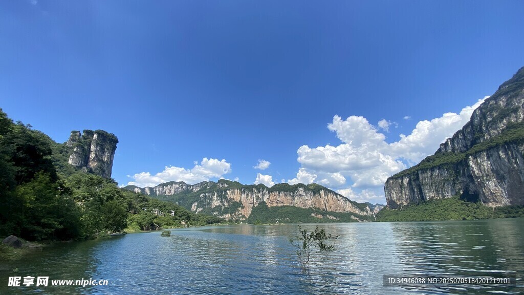 山水秀丽的江河风光