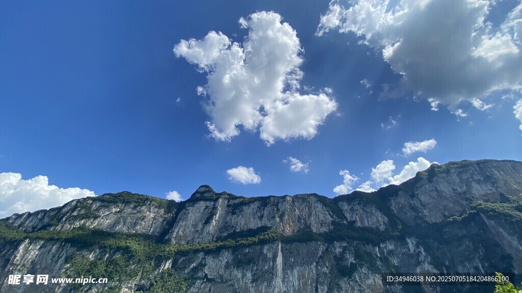 壮丽山景与蓝天白云