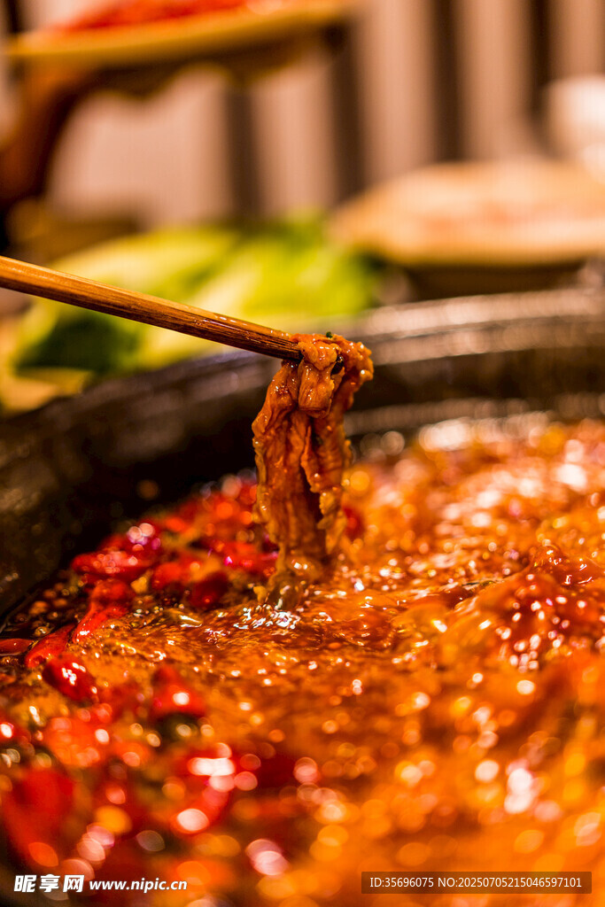 热辣火锅涮食材瞬间