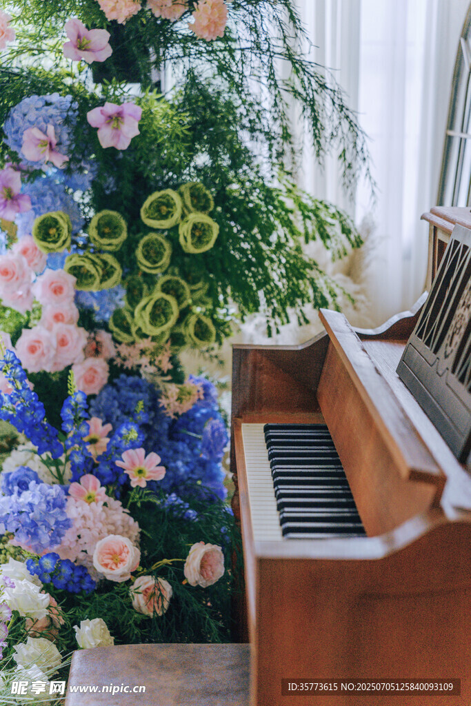 钢琴旁的缤纷花卉景观