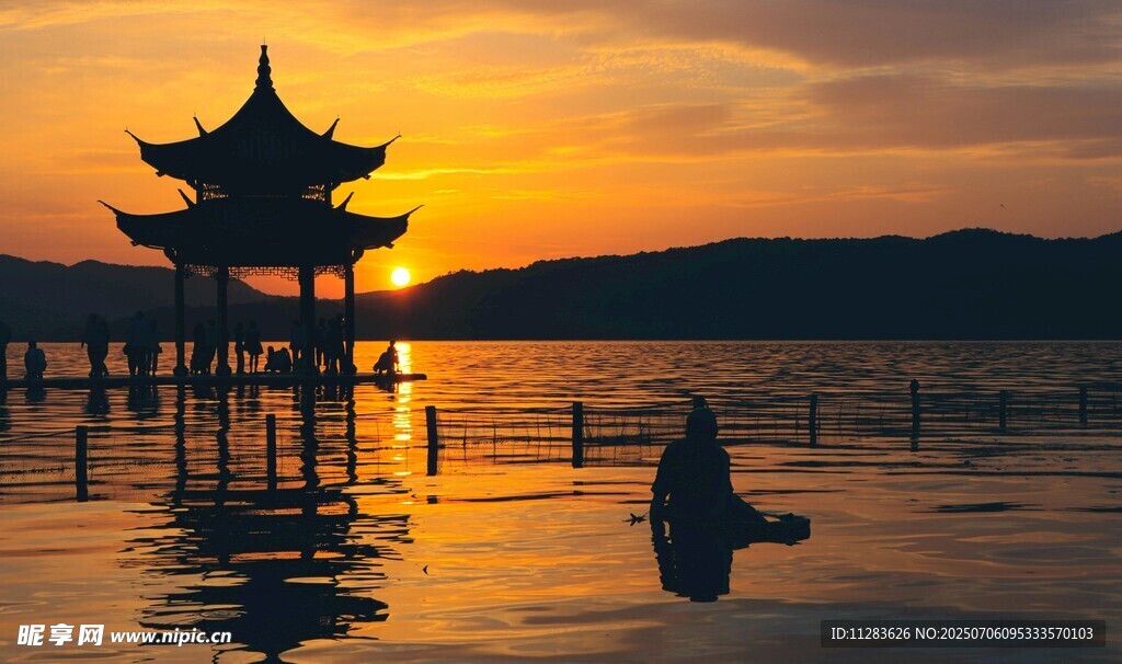 夕阳下湖畔的静谧亭景