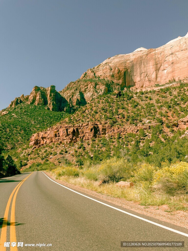 蜿蜒公路旁的壮丽山景