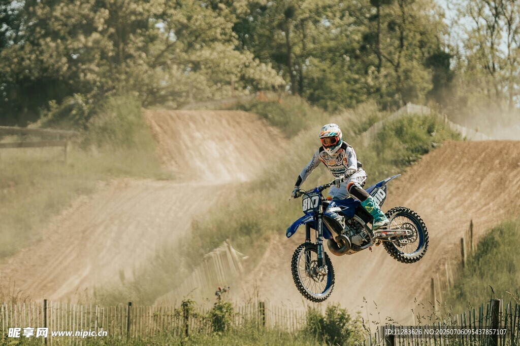 越野摩托飞跃瞬间