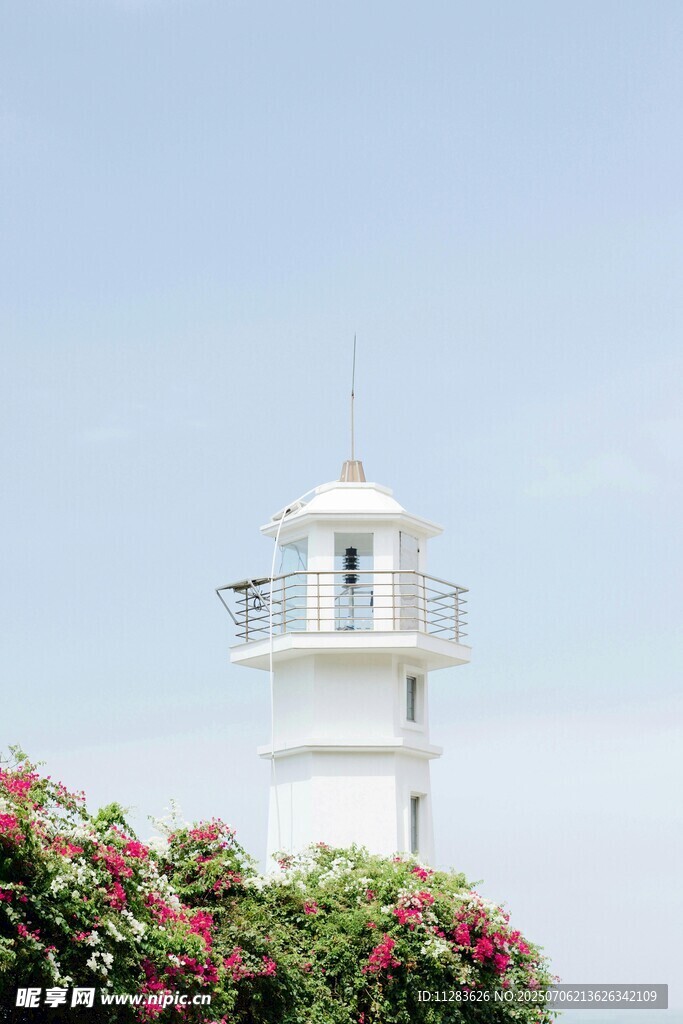 海边灯塔与烂漫花丛