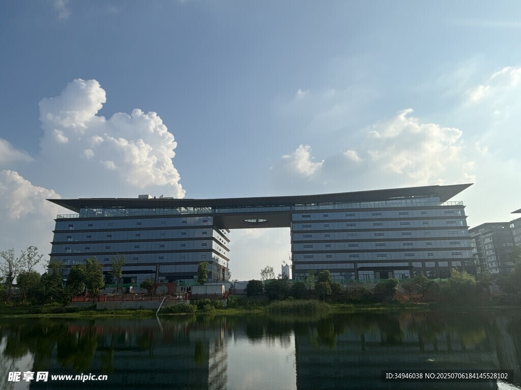 湖畔现代建筑景观