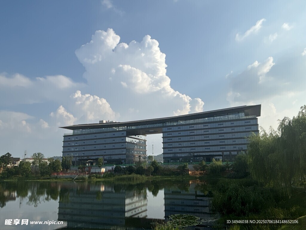 湖畔现代建筑景观