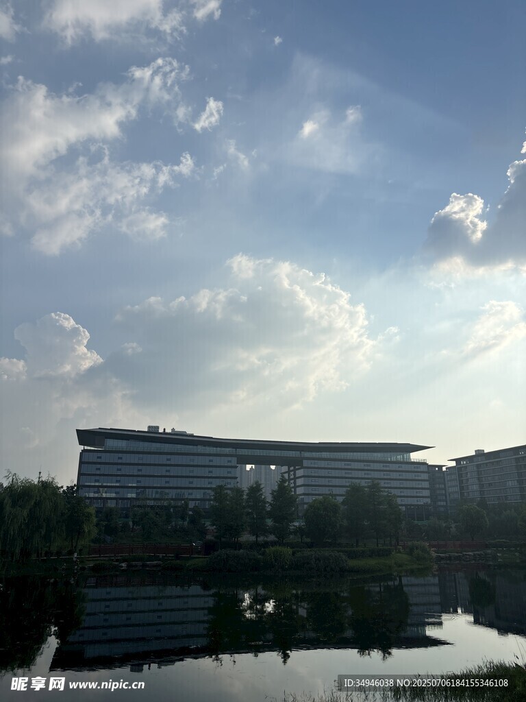 湖畔建筑与天空美景