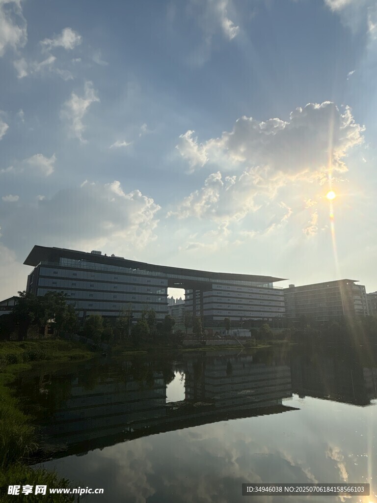 湖畔建筑映于波光蓝天间