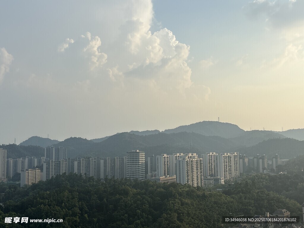 城市与远山的天际线景观