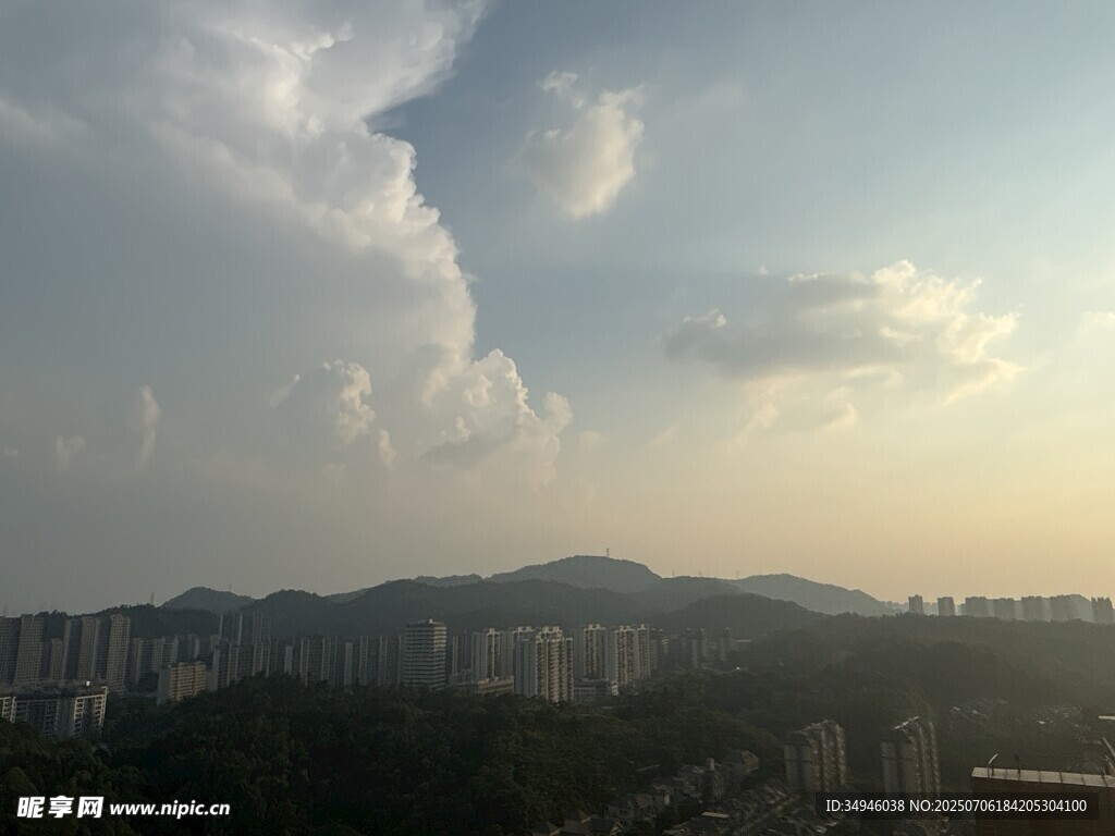 城市上空的壮丽云层景观