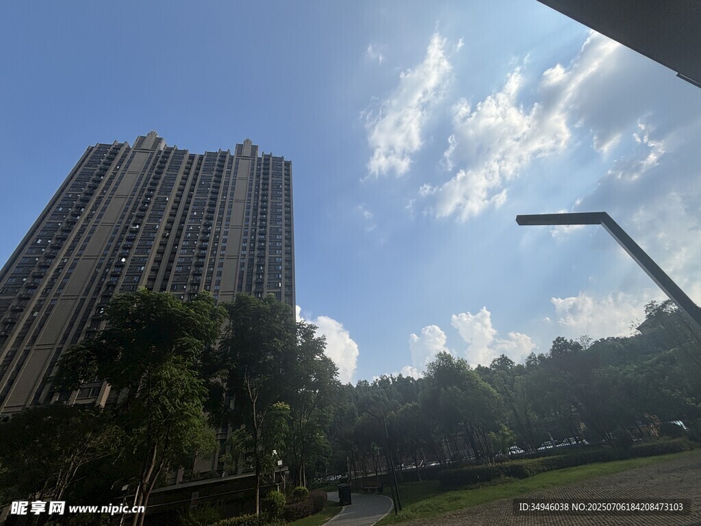 城市高楼与蓝天绿树景观