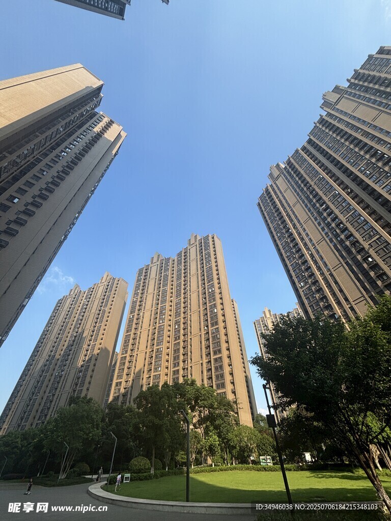 城市高楼与绿地景观