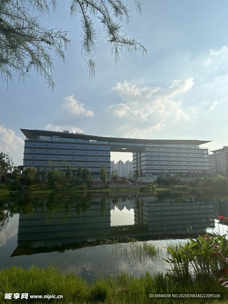 湖畔现代建筑景观