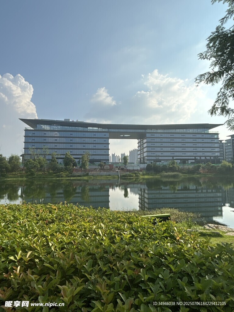 湖畔现代建筑景观