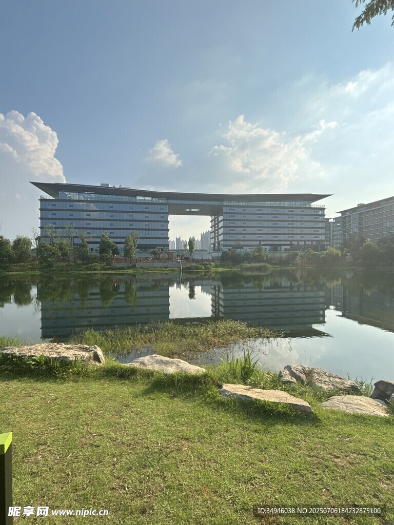 湖畔现代建筑风景