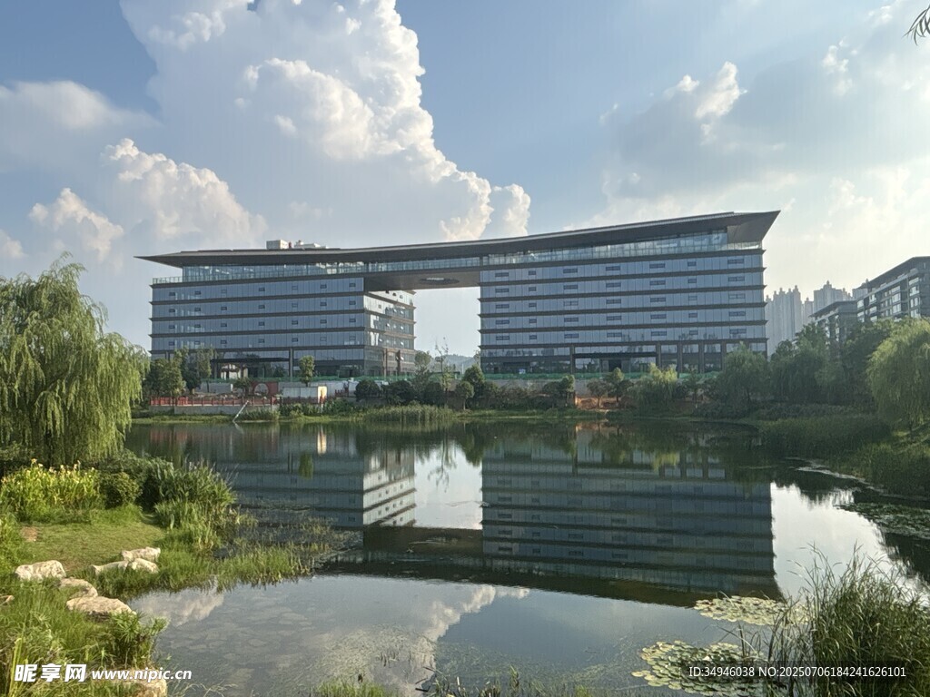 湖畔现代建筑景观