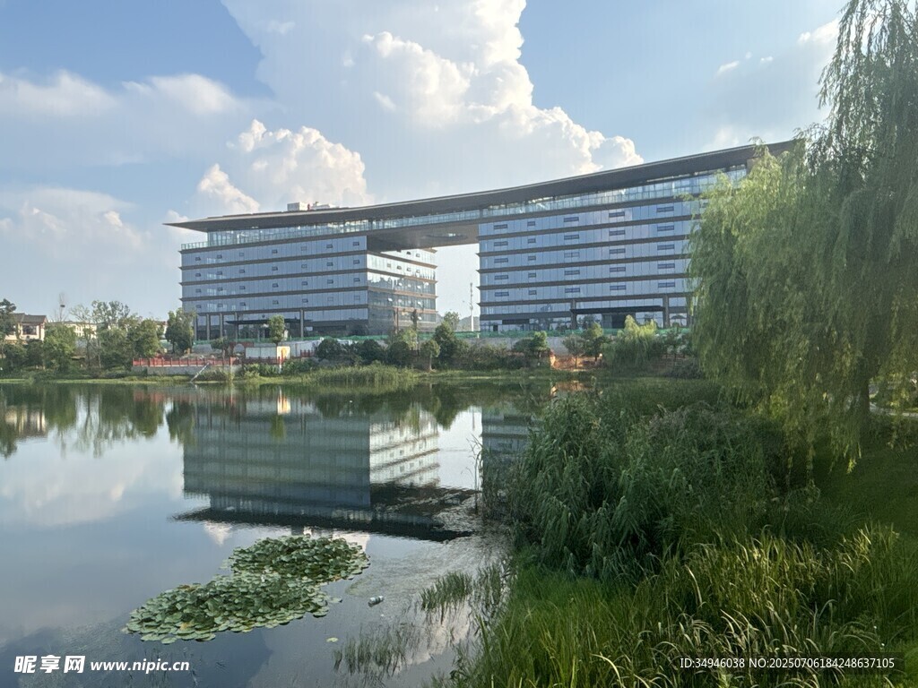 湖畔现代建筑景观