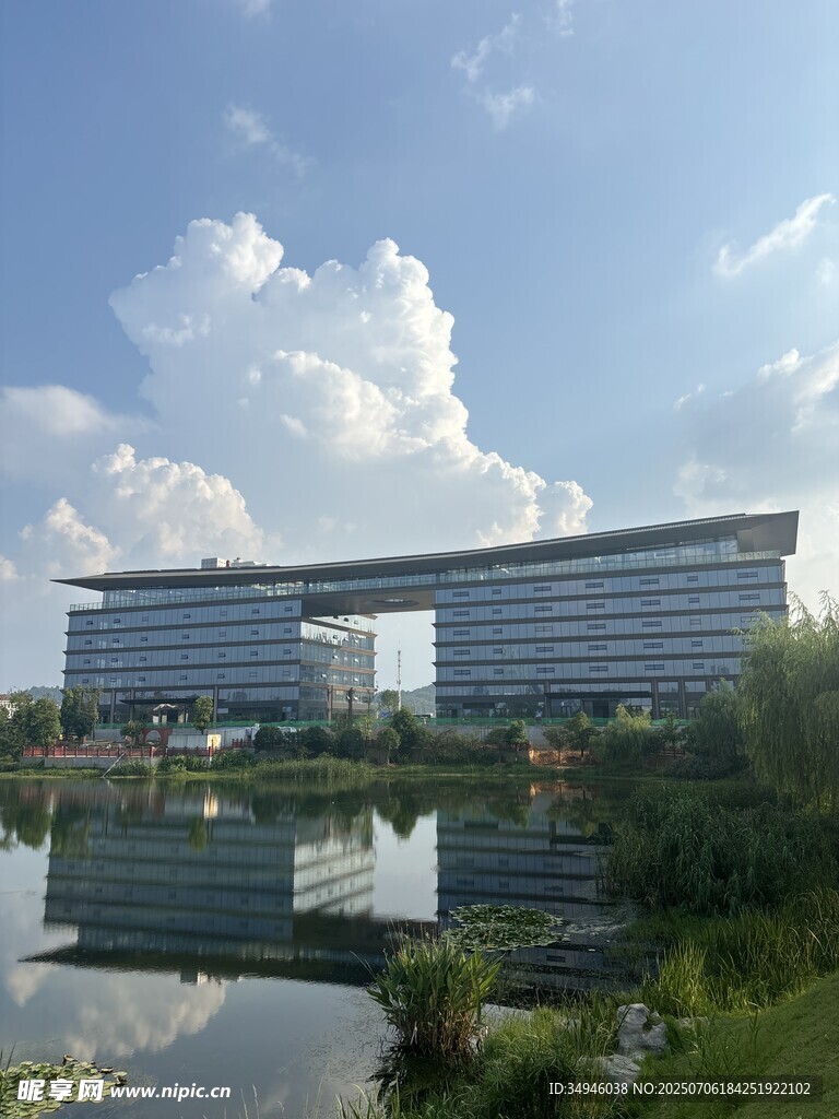 现代建筑与湖景相映成趣