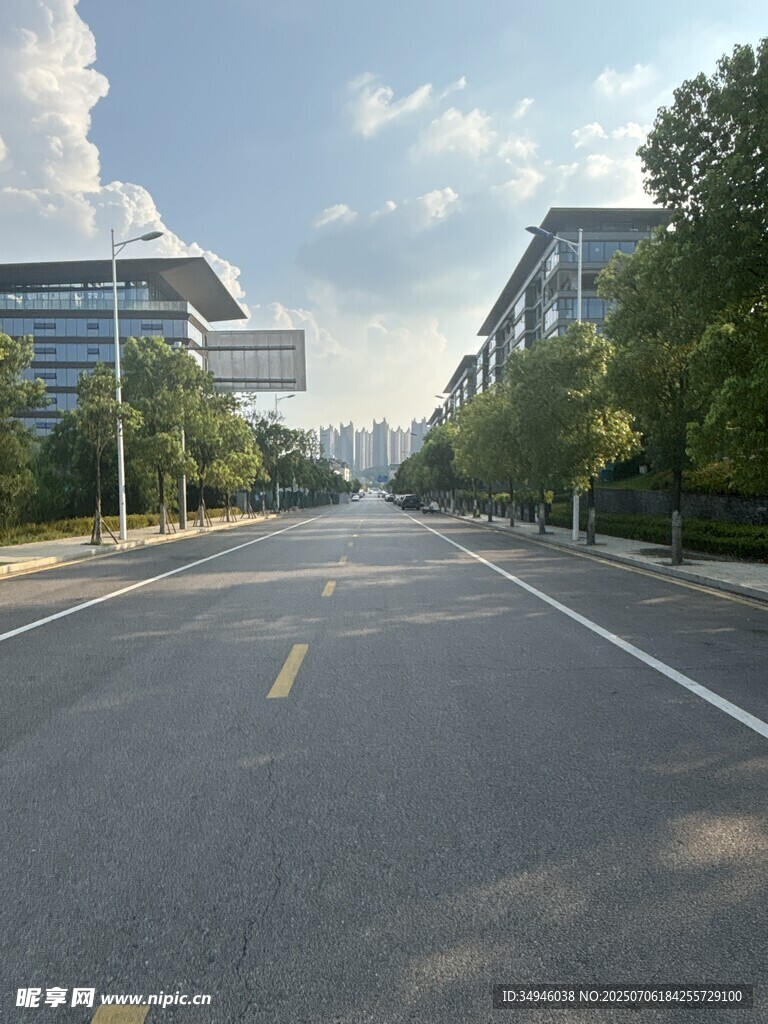 宽阔城市道路与两旁建筑
