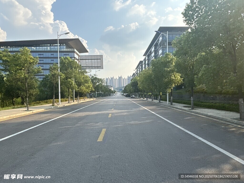 宽阔城市道路与两旁建筑