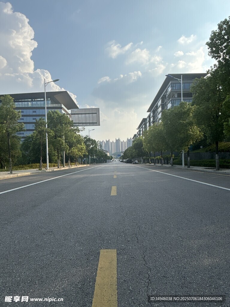 宽阔空旷的城市道路