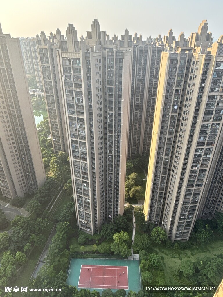 城市高楼间的绿色与球场