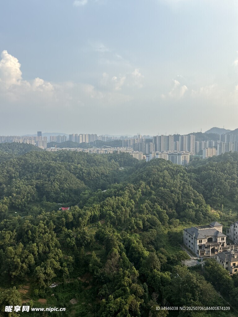 俯瞰葱郁山林与城市建筑