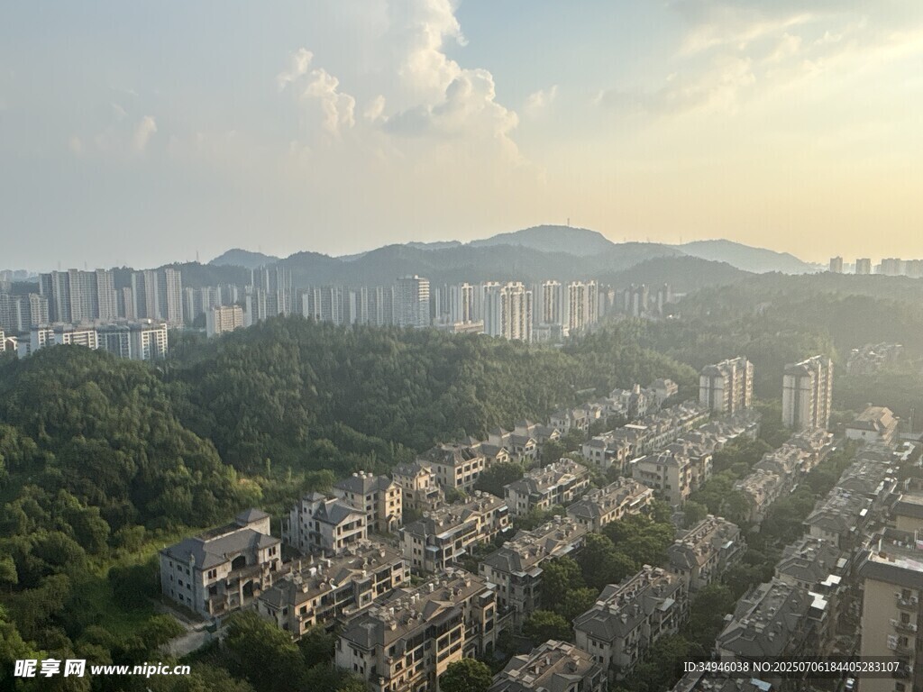 城市与山林交融的俯瞰景观