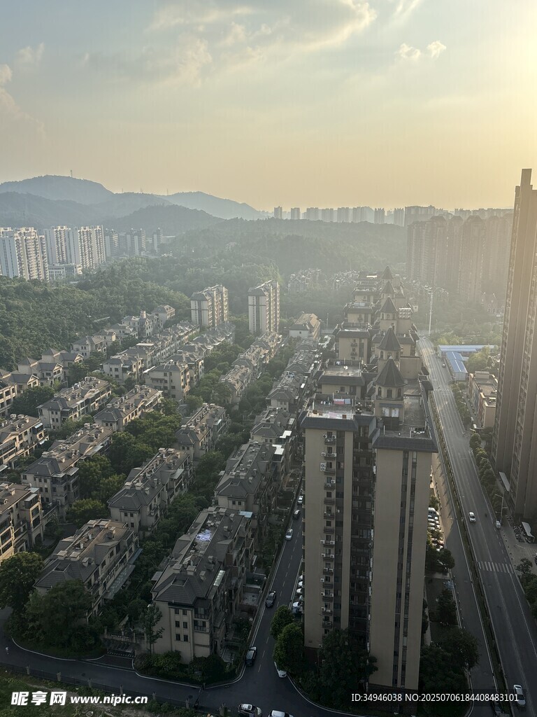 城市住宅区的黄昏景象