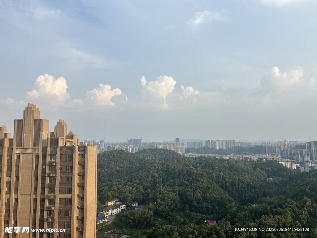 城市高楼与远处景观