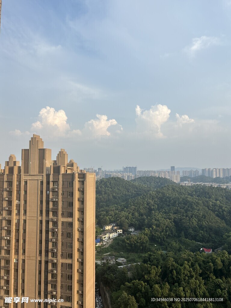 高层视角下的城市与自然景观