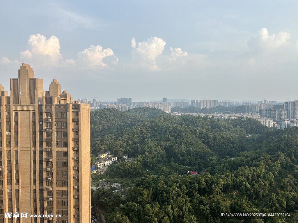 高层俯瞰城市与绿意景观