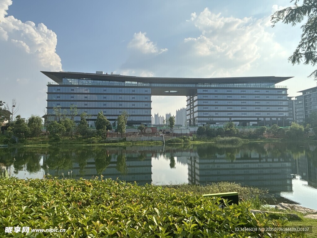 湖畔现代建筑景观