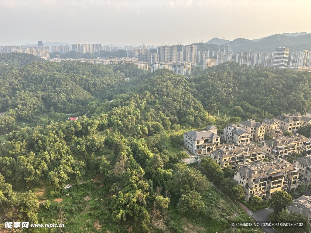 山林间的城镇风光